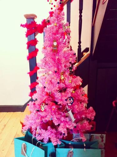 Pohon Natal Jaman Now, Bukan Hijau Tapi Bright Pink!