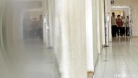 Dia juga mengadakan pertemuan dengan direksi rumah sakit tersebut membahas terkait penanganan difteri. Sekitar 30 menit, Nila kemudian keluar.