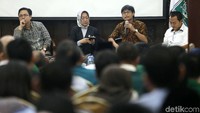 Para pembicara yang hadir yaitu Burhanuddin Muhtadi, Siti Zuhro, dan August Mellaz.