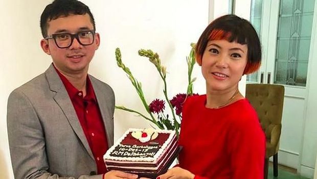 Poppy Sovia dan tunangan