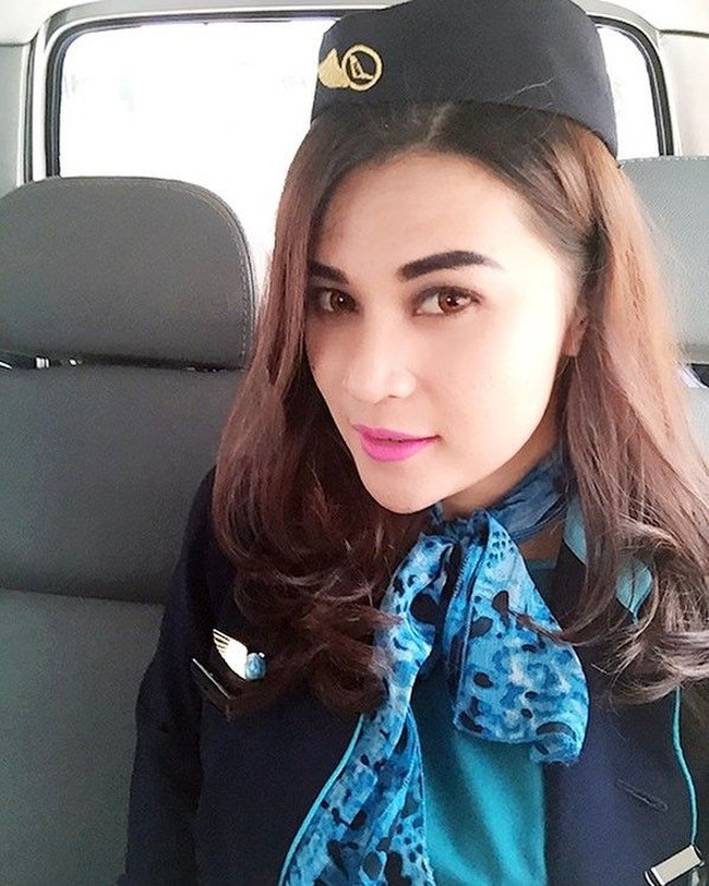 Angelina Marcela Pusung adalah pramugari cantik yang berpenampilan stylish dangan rambut warna coklat. Dia merupakan pramugari maskapai NAM Air. Foto: Instagram