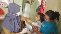 Di Posyandu Cempaka di Kelurahan Cipare, Kota Serang, puluhan warga mulai berdatangan untuk dilakukan pemberian vaksis difteri sejak pukul 10.00 WIB (Foto: bahtiar)