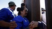 Keluarga dan kerabat yang saling bertemu di dinding perbatasan Amerika Serikat-Meksiko. Foto: REUTERS/Jose Luis Gonzalez