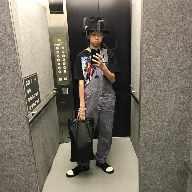Karena gayanya yang unik, Yoshi kemudian dipanggil sebagai raja selfie di lift. Foto: Instagram