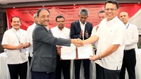 Penandatanganan kontrak Engineering Procurement Construction Gas Processing Facility untuk proyek pengembangan gas lapangan unitisasi Jambaran - Tiung Biru (JTB) yang dilakukan oleh Direktur Utama PT Pertamina EP Cepu, Jamsaton Nababan (kiri, berpakaian jas) dan Plt Direktur Utama PT Rekayasa Industri, Jakub Tarigan (kanan). Pool/Rekind.