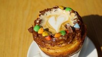 Di Tendean, Anda bisa mampir ke X Coffee untuk bersantai sejenak. Ada Crosspresso yang merupakan croissant diisi dengan espresso dan susu. Nyam! Makan sekaligus minum kopi.  Foto: Dok. detikFood