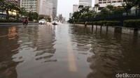 Berdasarkan data TMC Polri genangan juga muncul di depan Kuburan Karet, Jakarta Pusat, Tol Kemayoran arah Tanjung Priok km 16+800, Jalan Adityawarman, Kebayoran Baru dan di depan Gedung Kemenaker. (Foto: Ari Saputra)