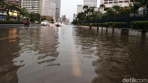 Foto: Bundaran HI juga Tak Luput dari Banjir