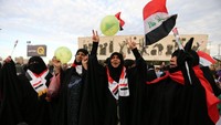 Warga-warga Irak turun ke jalanan untuk merayakan kemenangan atas ISIS. Foto: REUTERS/Thaier Al-Sudani