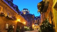 Di Kota Quebec di Kanada kamu akan dibuat baper dengan suasana romantis khas musim dingin. Lampu-lampu Natal akan berpendar di tiap sudut kota. Cahaya kuning dan pohon Natal akan jadi pemandangannya (Courtesy la ville de Quebec)