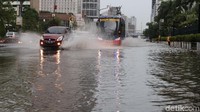 Bundaran HI pun tak luput dari genangan air yang mencapai tinggi 40 cm. Bus TransJakarta yang melintas genangan itu menimbulkan cipratan. Fot.o ini diambil sebelum pukul 16.00 WIB  (Foto: Ari Saputra)