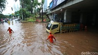 Hujan deras mengguyur Jakarta menyisakan genangan, salah satunya di Dukuh Atas, Setiabudi, Jakarta Selatan. (Foto: Ari Saputra/ detikcom)