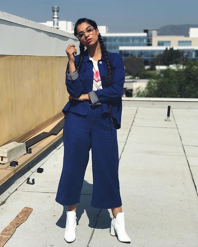 Lilly Singh yang kini begitu populer, dengan mudahnya menggandeng sejumlah artis terkenal untuk tampil dalam vlognya. Sederet selebriti yang pernah jadi bintang tamu vlognya di antaranya, Karlie Kloss, Nick Jonas, Selena Gomez, Priyanka Chopra dan The Rock. Foto: Instagram