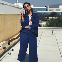 Lilly Singh yang kini begitu populer, dengan mudahnya menggandeng sejumlah artis terkenal untuk tampil dalam vlognya. Sederet selebriti yang pernah jadi bintang tamu vlognya di antaranya, Karlie Kloss, Nick Jonas, Selena Gomez, Priyanka Chopra dan The Rock. Foto: Instagram
