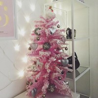 Christmas is all about love, isnt it? Sebarkan semangat kasih dengan hiasan berbentuk hati. Pink dan hati, paduan yang sejati. (Foto: Instagram)