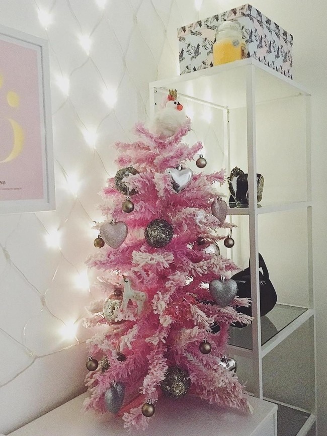 Christmas is all about love, isnt it? Sebarkan semangat kasih dengan hiasan berbentuk hati. Pink dan hati, paduan yang sejati. (Foto: Instagram)