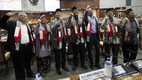 Mereka yang mengenakan syal Palestina itu menyempatkan diri berfoto bersama usai sidang.