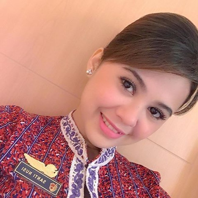 Santi Nusi Alayzia,  pramugari imut bertubuh mungil yang membuat siapa saja yang memandangnya tak merasa bosan ini adalah pramuniaga  dari maskapai Lion Air. Foto: Instagram