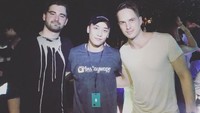 Seungri menikmati suasana bersama DJ Dannic dan Dyro (Seungriseyo/Instagram)