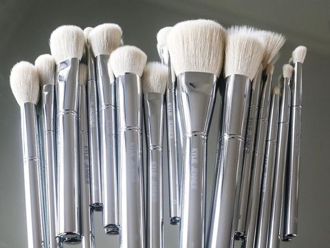 3 Cara Memakai dan Membersihkan Alat Makeup Agar Terhindar dari Corona