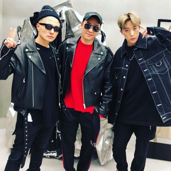 Atasan merah yang diaplikasikan Seungri adalah keluaran merek  Jepang Ambush. Sweater yang tampil unik dengan aksen robek dan jahitan tersebut dijual ¥43,200 (Rp 5,1 jutaan). Foto: Instagram Seungri