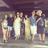 Momen kebersamaan Raline, Seungri dan teman-teman mereka di Bali. Netizen pun senang dengan keakraban Raline dengan personel BigBang termuda itu. Sejumlah netizen meminta Raline  membujuk Seungri agar sering-sering datang ke Indonesia.  Foto: dok. Instagram (Raline Shah)