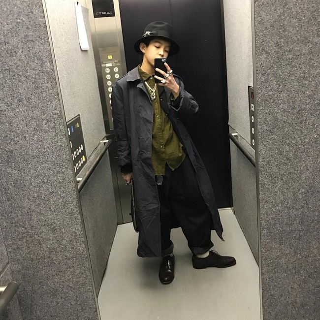 Yoshi juga tak malu bereksperimen dengan memakai busana berbeda dari remaja lain yang seusianya. Foto: Instagram