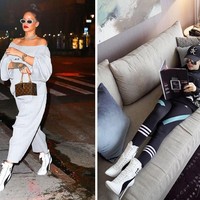 Rihanna membuat padanan feminin antara atasan off-the-shoulder dan celana pleats tampil lebih sporty dengan boots dari labelnya bersama Puma, Fenty. Di lain sisi, Syahrini memakai boots yang sama dengan padanan yang lebih sporty seperti sweatshirt dari brand Off-White. Foto: Instagram