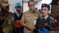Awal kedatangannya, Anies sempat temui warga di Musala Sabili. Anies tampak berbincang dengan warga yang mengungsi. Tampak menemani Anies, Camat Pasar Minggu Agus Irwanto.