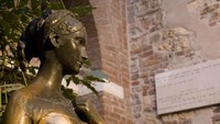 Warna dasar dari patung ini adalah hitam. Namun karena banyak yang menyentuh, patung ini pun jadi punya gradasi warna yaitu hitam dan kekuning-kuningan di beberapa tempat (Verona Tourism)