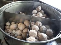 Bakso Solo Samrat: Gurih Mantap! Bakso Isi Telur dengan 4 Potong Iga Empuk