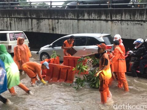  Genangan di Jl Kuningan Timur arah Pancoran dekat Balai Kartini, Senin (11/12/2017)