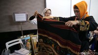 Pengunjung melihat barang gratifikasi yang akan dilelang.