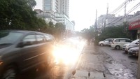 Ketika satu titik sudah surut, petugas langsung bergeser ke lokasi lainnya. Sore ini, setelah dari Kemang petugas berpindah ke Dukuh Atas.