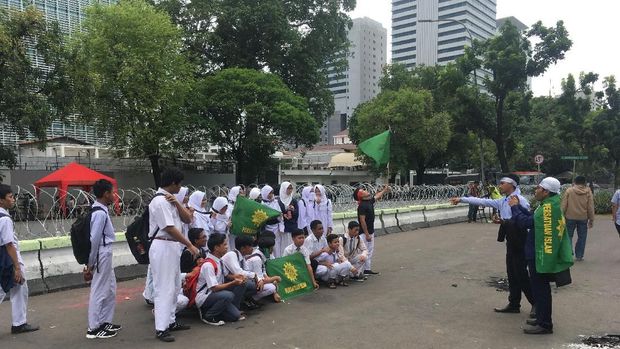 Pendemo juga berfoto ria sebelum bubar.