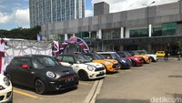 Mobil MINI zaman modern, setelah diambil BMW, brand Mini diubah menjadi MINI. Ada 5 model yang menjadi andalan sekarang yakni MINI 3 door, MINI 5 door, MINI Cabrio, MINI Clubman, dan MINI Countryman. Foto: Rio Kusuma