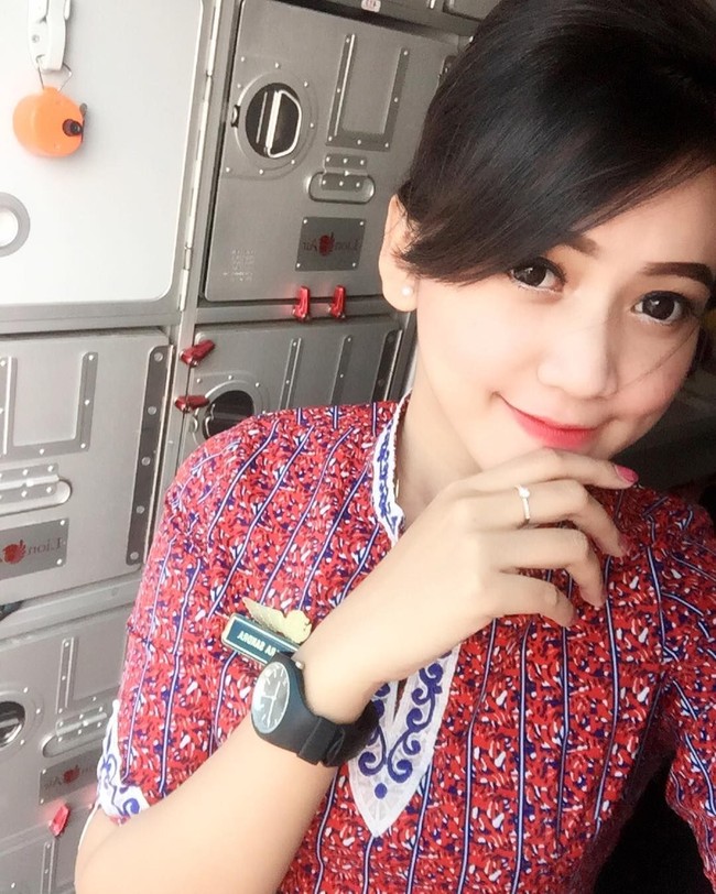 Tiara Sandra merupakan pramugari berparas manis serta memiliki rambut panjang dan hitam. Tiara bekerja untuk maskapai Lion Air. Foto: Instagram