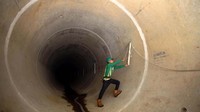 Melihat proyek pembangunan sodetan yang menghubungkan kawasan Kali Ciliwung menuju Kanal Banjir Timur, Senin (12/10/2015). Proyek tersebut sudah mencapai 54,37 persen dengan total panjang 564 meter dari total pengerjaan sepanjang 1,27 km panjang sodetan yang telah direncanakan. Proyek tersebut dimulai sejak 19 Desember 2013 lalu. Rachman Haryanto/detikcom.