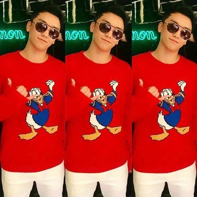Seungri yang membuka sejumlah gerai ramen ini cukup sering pakai sweater dengan gambar mencolok. Seperti Intarsia Wool Sweater with Donald Duck berikut seharga Rp 17,7 jutaan. Foto: Instagram Seungri
