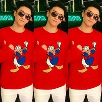 Seungri yang membuka sejumlah gerai ramen ini cukup sering pakai sweater dengan gambar mencolok. Seperti Intarsia Wool Sweater with Donald Duck berikut seharga Rp 17,7 jutaan. Foto: Instagram Seungri