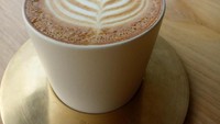 Masih di kawasan Cikajang, Anda bisa mampir ke Mister Sunday. Di sini tak hanya bisa mencicip makanan enak tapi juga secangkir cappuccino yang terbuat dari campuran kopi Flores dan Kerinci. Mau coba? Foto: Dok. detikFood
