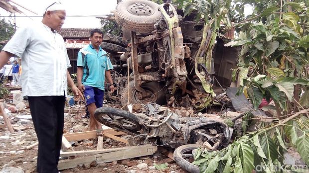 Diduga truk mengalami rem blong.