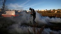 Jurnalis ikut terkena gas air mata. Mohamad Torokman/Reuters.