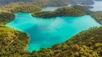 Kroasia nampaknya masih menyimpan mutiara cantiknya dalam diam. Pulau terpencil yang bernama Mljet ini buktinya. Pulau ini disebut Melita atau honey oleh orang Yunani kuno. Hal ini terkait dengan legenda Odysseus yang terpikat denangan pulau ini selama 7 tahun. Pulau ini merupakan taman nasional yang terdiri dari reruntuhan istana Romawi abad ke-5, hutan dan kebun anggur (@adriaticdmc/Instagram)