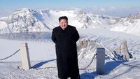 Desember 2017: Kim Jong-Un mengunjungi Gunung Paektu, gunung api tidak aktif yang menjadi kebanggaan Korut. Rezim Korut menyebutnya sebagai gunung revolusi yang agung. KCNA menyebut Kim Jong-Un membahas soal rencana membangun hotel dan fasilitas-fasilitas lebih baik di sekitar Paektu untuk pariwisata. Foto: KCNA via KNS/AFP