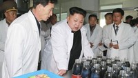 Tahun 2013-2016: Kim Jong-Un berkunjung ke pabrik makanan beberapa kali. Dia memeriksa produksi biskuit di Pabrik Bahanan Makanan No. 354 tahun 2013, dengan jajaran pejabat Korut sibuk mencatat di belakangnya. Foto: Reuters