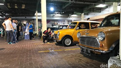 Wuih, Parkiran Ini Dipenuhi Mobil-mobil Mr Bean