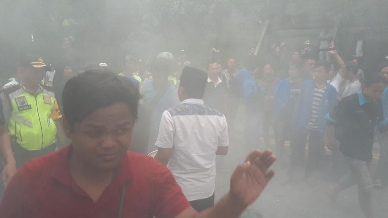 Mahasiswa Demo Konjen AS di Surabaya Kecam Trump Mahasiswa Demo Konjen AS di Surabaya Kecam Trump