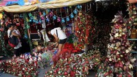 Filipina merayakan Natal dengan durasi terpanjang di seluruh dunia. Sudah memasuki bulan Desember, hiasan natal akan mulai memenuhi kios-kios dan jalanan Kota Manila (JAY DIRECTO/AFP)