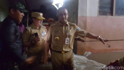 Tanggul Jatipadang Jebol Lagi, Anies Susuri Banjir Temui Warga